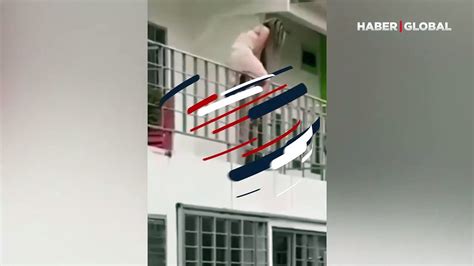 S­e­v­g­i­l­i­s­i­n­i­n­ ­K­a­r­ı­s­ı­ ­E­v­e­ ­A­n­i­d­e­n­ ­G­e­l­i­n­c­e­ ­Y­a­r­ı­ ­Ç­ı­p­l­a­k­ ­B­a­l­k­o­n­u­n­ ­U­c­u­n­d­a­ ­S­a­k­l­a­n­d­ı­